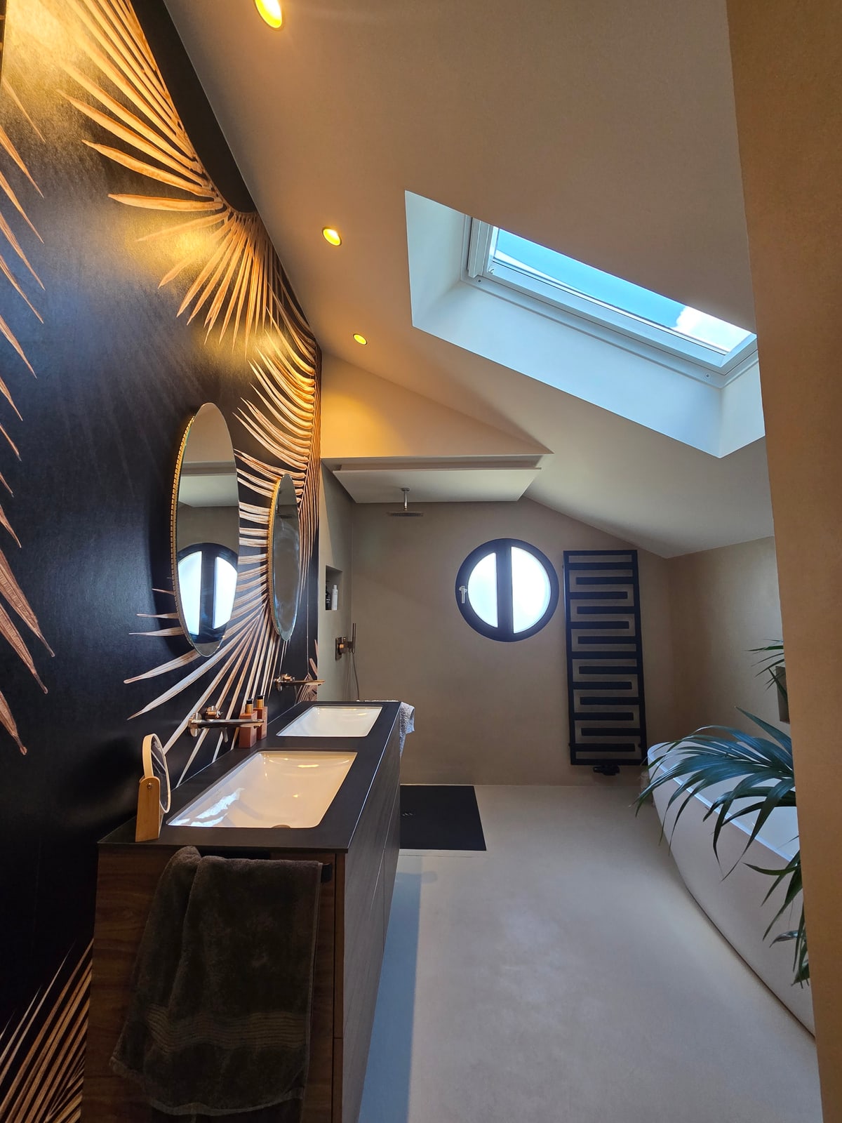 Dachbad nach der Gestaltung: dunkle Wand mit goldenen Blattmotiven, zwei Waschbecken und fugenlose Wandflächen