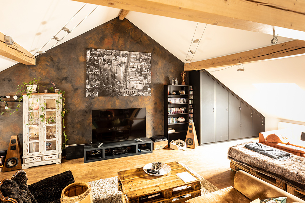 Wohnraum mit individuell gestalteter Wand