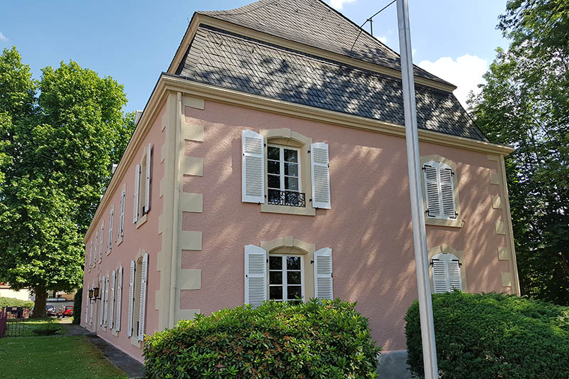 Farblich gestaltete historische Fassade in Bous